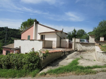 Nicely positioned semi-detached countryside house 3 km to the beach and 5km to Lanciano, with garden and parking.1