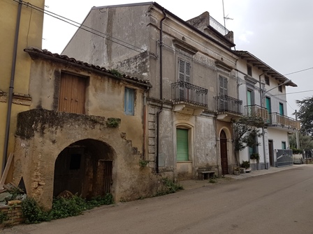 Spacious town house with 8 bedrooms and courtyard from the turn of the century, includes barn and out building.