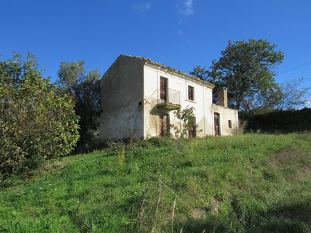 Ruin of 110sqm with 1.5 hectares of land in a very beautiful and panoramic location.1