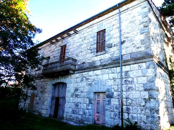 Detached, stone town house of 400sqm with garden view mountain and sea 