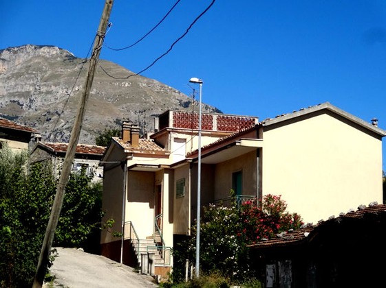Habitable, spacious 3 bed house, with garden and 20 mins from skiing 