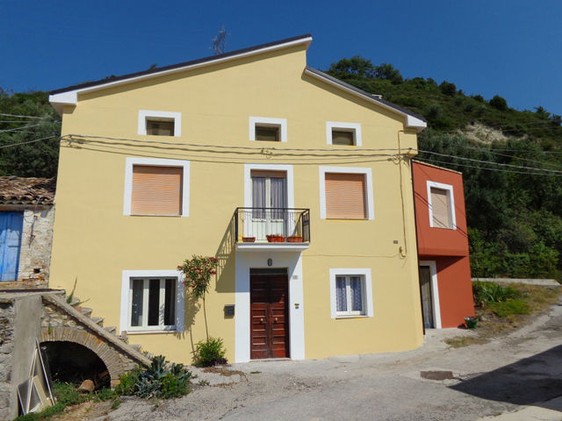 Stone, partly renovated house of 200sqm with garden and garage 2km to town 1