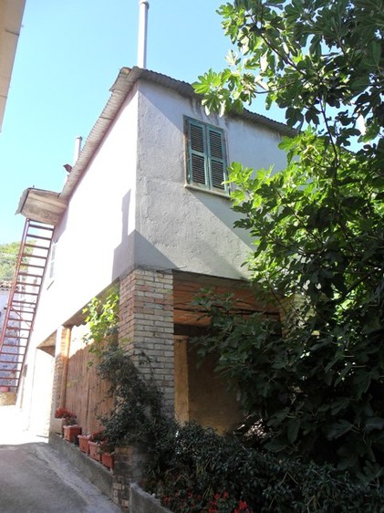 Habitable, with terrace and garden, and an outbuilding. 2km to small village. 1