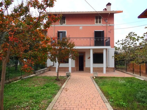 Villa in Lanciano, 4 bedrooms, 160sqm, olive grove.