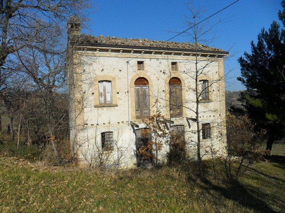 Original stone building to renovate with 2000sqm of land, 5km to Guargiagrele 