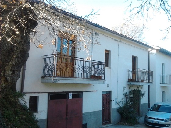 Detached, stone, farm house of 200sqm with 6000sqm of land, part of which is a garden around the house