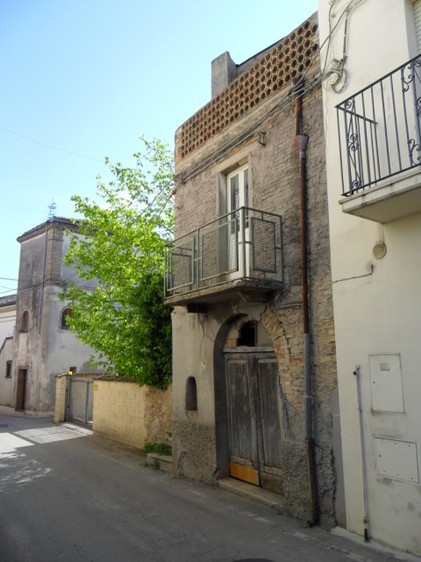 Spacious house to renovate with garden in lively town 4km to Lanciano.1