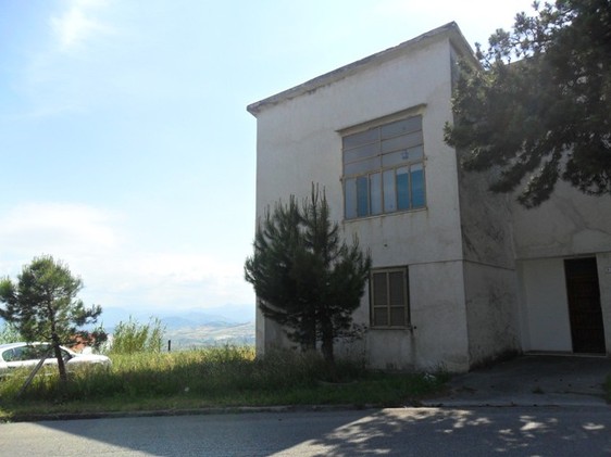 Habitable town house with garden and great views, 3km to Lanciano. 1