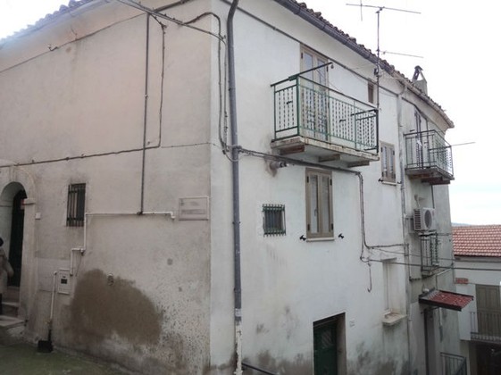 Four bed, stone house, habitable with central heating in the lively town of Casoli 