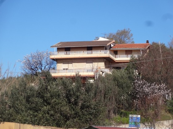 Hotel to accommodate 18 guests in 9 double rooms. Conference room, 5 bathrooms, peaceful location with great views.2