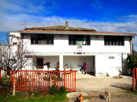 120sqm , detached farm with 7000sqm of land, sea views, walking distance to town 
