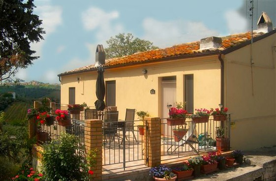 Five bed, farm house 5km to beach, outbuildings 2000sqm land 