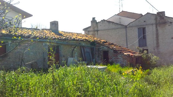 1300sqm of building land with 70sqm barn to build 250sqm Villa 3km to center of Lanciano. 