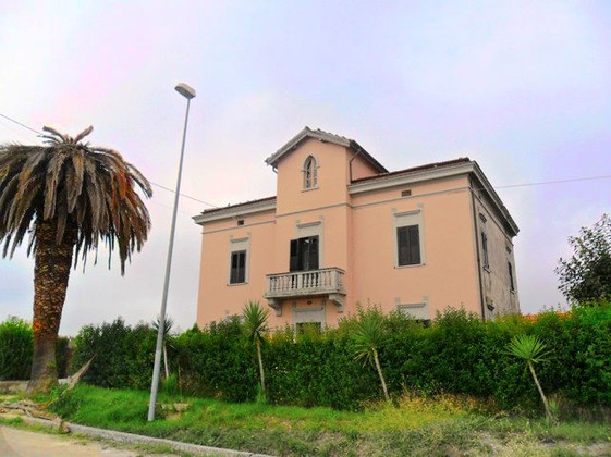 Character fulla villa near sea