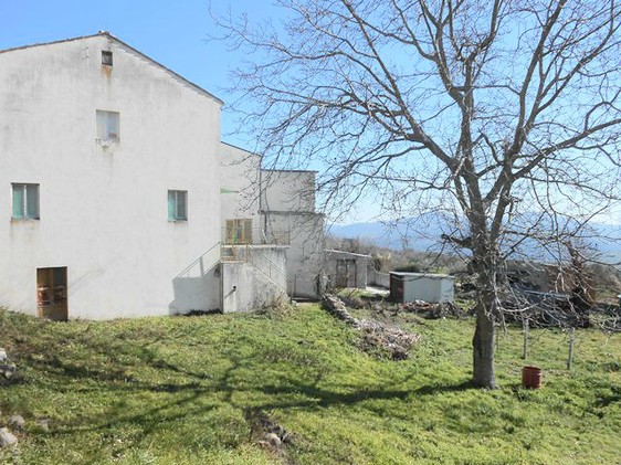 Two houses on 1000sqm of land in the center of a lively village close to the characteristic town of Tornareccio. 1