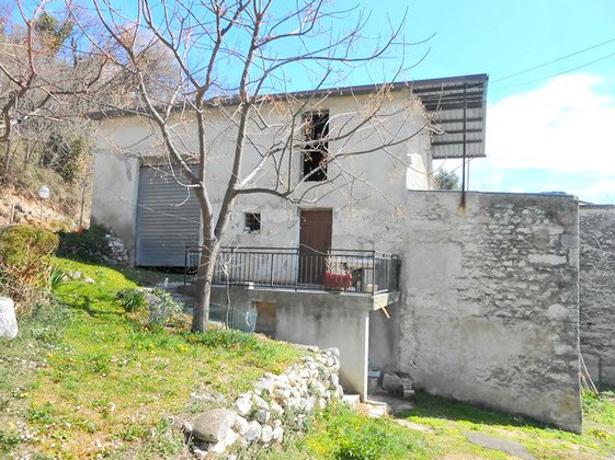 Traditional farm house of circa 200sqm with open and spectacular mountain views 