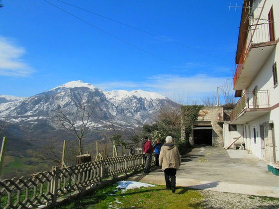 This detached property of 200sqm offers fantastic views of the mountain, Palombaro on the opposite side of the valley and the distant lake.