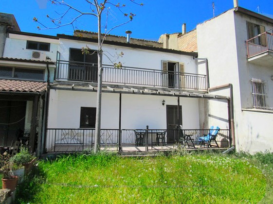 Town house with four bedrooms on two levels, finished, with garden in the center of a typical, lively Italian town. 
