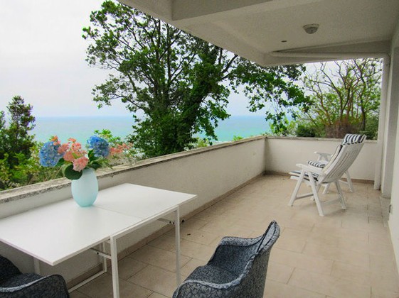 Detached, isolated villa with spectacular , open sea views, 5km to the beach and 1000sqm of private garden. 