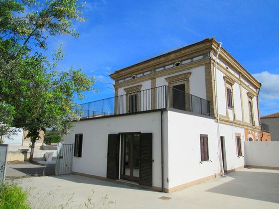 Finished semi-detached town house with 2000sqm of olive grove and 90sqm out building with sea view, located 5 minutes drive to the beach. 