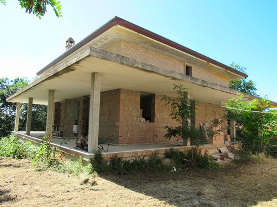 Detached villa to finish, overlooking a forest. 