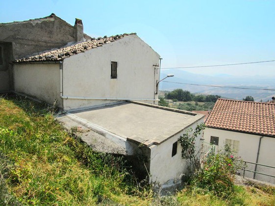 Town house with barn and garden and open , beautiful views. 