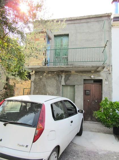 Semi-detached town house with garage, 50sqm garden and barn in panoramic location.