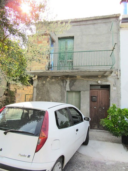 Semi-detached town house with garage, 50sqm garden and barn in panoramic location.1