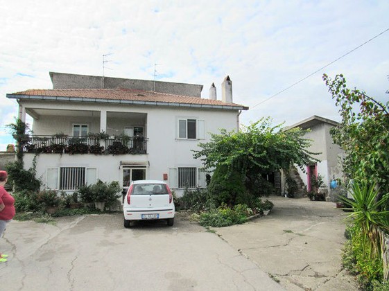 Semi-detached farm house, with barn and second house, 1000sqm of garden