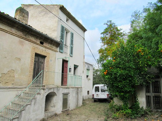 Two farm houses with 1000sqm of land, in a quiet spot 3km to the city center of Lanciano. 2