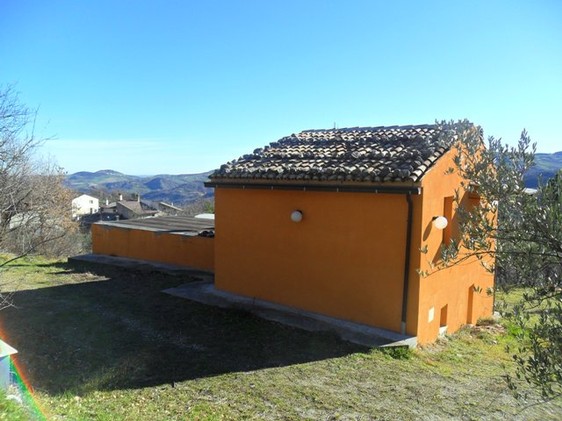 Liveable, detached Villa with three bedrooms and garden bordering the national park. 1