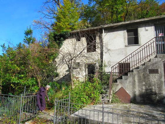 Town house located in a lively town , in front of a picnic area and spring water fall with 50sqm of garden and terrace.