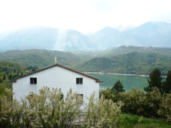 220sqm detached house, with 11 hectares of land overlooking Lake Casoli