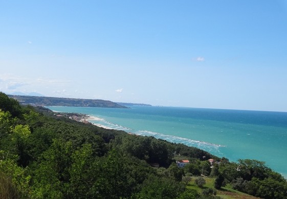 Building land of 1000sqm with sea view , 2km to beach. 