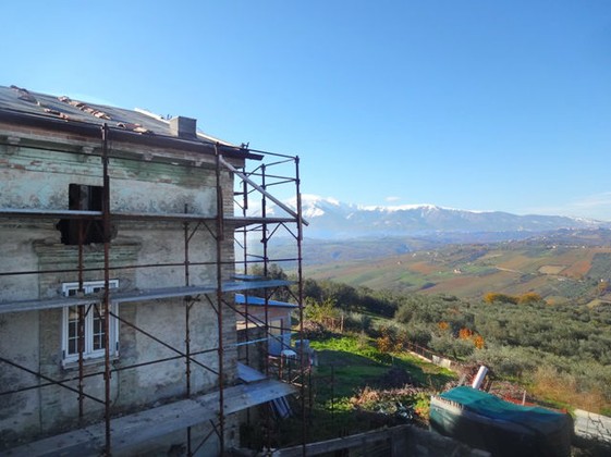 House with barn and 9000sqm of land. Sea and mountain view