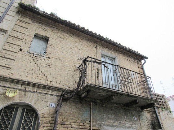 First floor flat of 40sqm to renovate in the center of this lively town, 7km to the beach. 