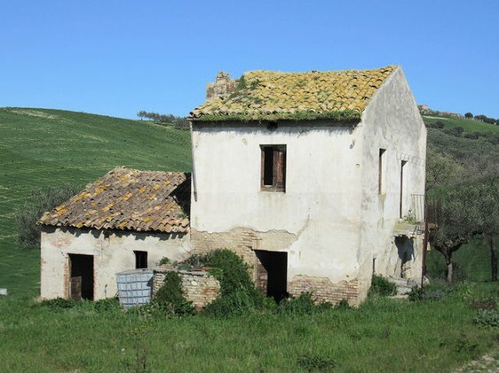 Detached, character full ruin in Cotti, Castel Frentano, of 60sqm, to restructure with a fantastic mountain view. 1