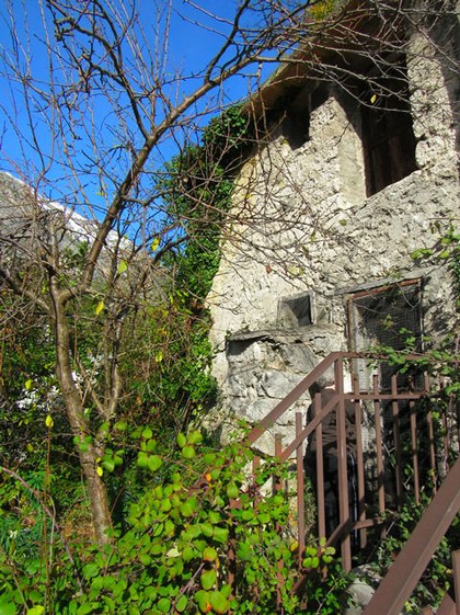 Located in a lively town , in front of a picnic area and spring water fall with a 20sqm garden. 