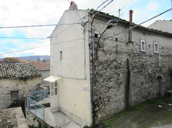 Stone town house of 80sqm with garden, garage, barn and panoramic terrace. 