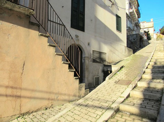 Stone, habitable terraced house, with courtyard, 3km to the lake and 1km to the swimming pool. 
