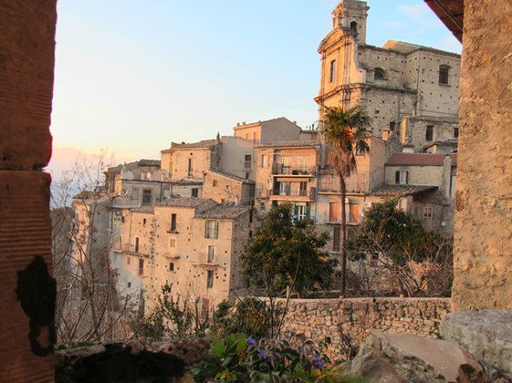 Original condition town house in the center of this typically Italian village. 