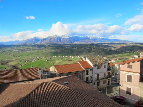 Four bedroom character full town house, with fantastic views in habitable condition. 