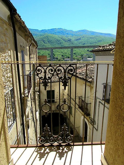 Two bedroom town house in original stone, in the old centre of this lively town, famous for its cookery school and location on Lake Bomba 