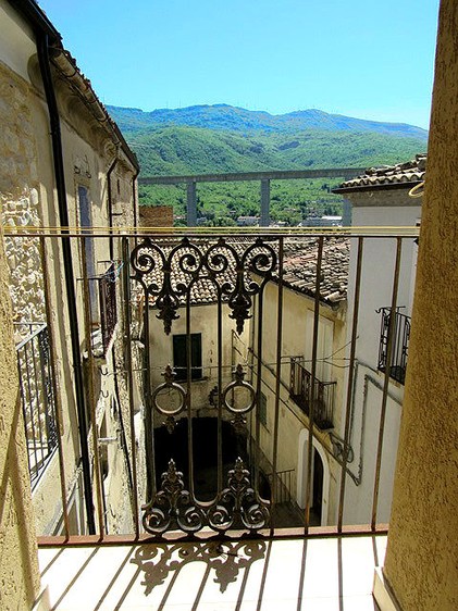 Two bedroom town house in original stone, in the old centre of this lively town, famous for its cookery school and location on Lake Bomba 1
