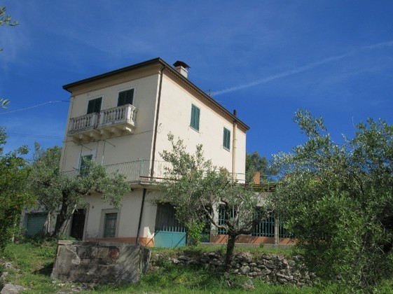 Stone detached , character full house 2km to Bomba, 5km to the lake with garden and open views. 