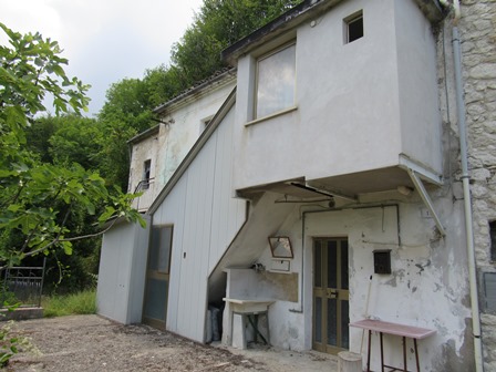 A real mountain retreat for those who wish to get lost in the forests, offers 3 bedrooms 