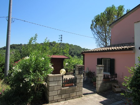Finished, 2 bedroom cottage 4km to the beach in a peaceful spot with valley views.