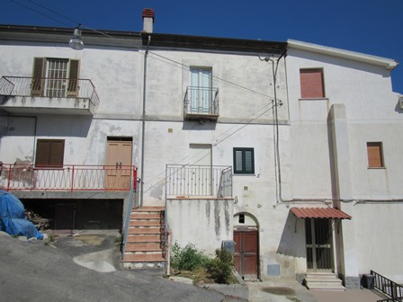 Finished town house with sea and mountain views, 7km to the beach.