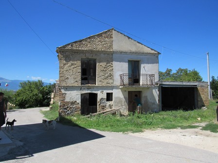 Stone ruin, 4km to Lanciano of 120sqm with mountain views.