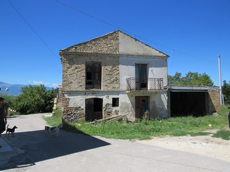 Stone ruin, 4km to Lanciano of 120sqm with mountain views.1